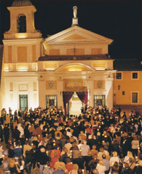 Fedeli riuniti di fronte all'Antico Santuario durante una fiaccolata