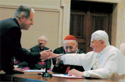 Mons. Silla saluta con deferenza il Papa al termine dell'incontro