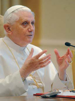 Benedetto XVI durante l'incontro con i parroci e il clero della Diocesi di Roma