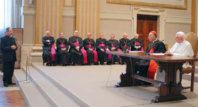 Mons. Pasquale Silla, Rettore Parroco del Divino Amore, porge la sua domanda a Benedetto XVI