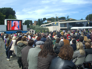 Un maxischermo per consentire ai pellegrini e ai visitatori di seguire in diretta la Beatificazione di Giovanni Paolo II