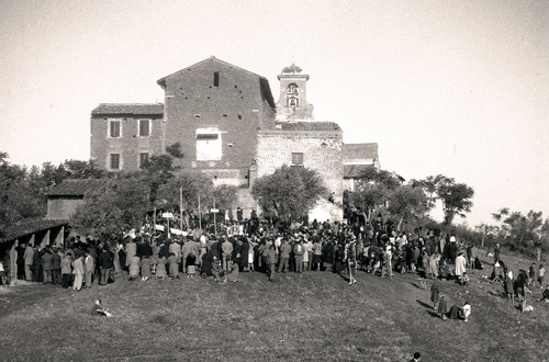 Un gruppo di pellegrini al Divino Amore in una foto d'epoca