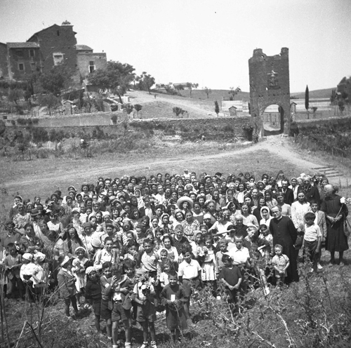 Un gruppo di pellegrini al Divino Amore in una foto d'epoca
