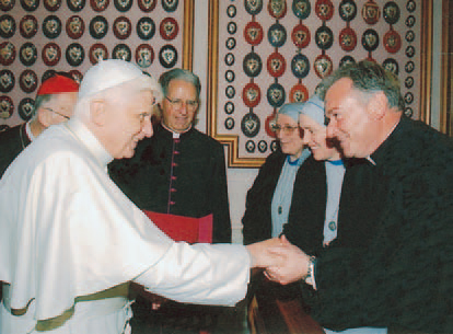 Il Santo Padre saluta Don Gerardo Di Paolo, Rettore del nostro Seminario, Suor Maria Patrizia, Vicaria Generale, e Suor M. Lucia Bonaiti, Madre Generale