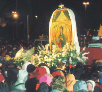 pellegrinaggio notturno a piedi da Roma al Santuario con l'immagine della Madonna del Divino Amore
