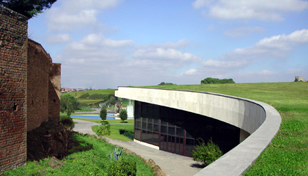 Il nuovo Santuario e le mura dell'antico Castello di Leva